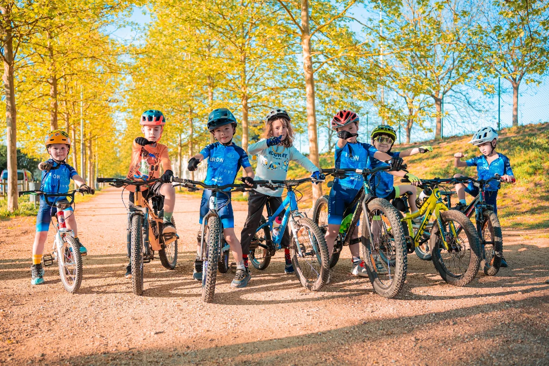 Grup de l’Escola BTT Fornells amb les bicicletes al bosc
