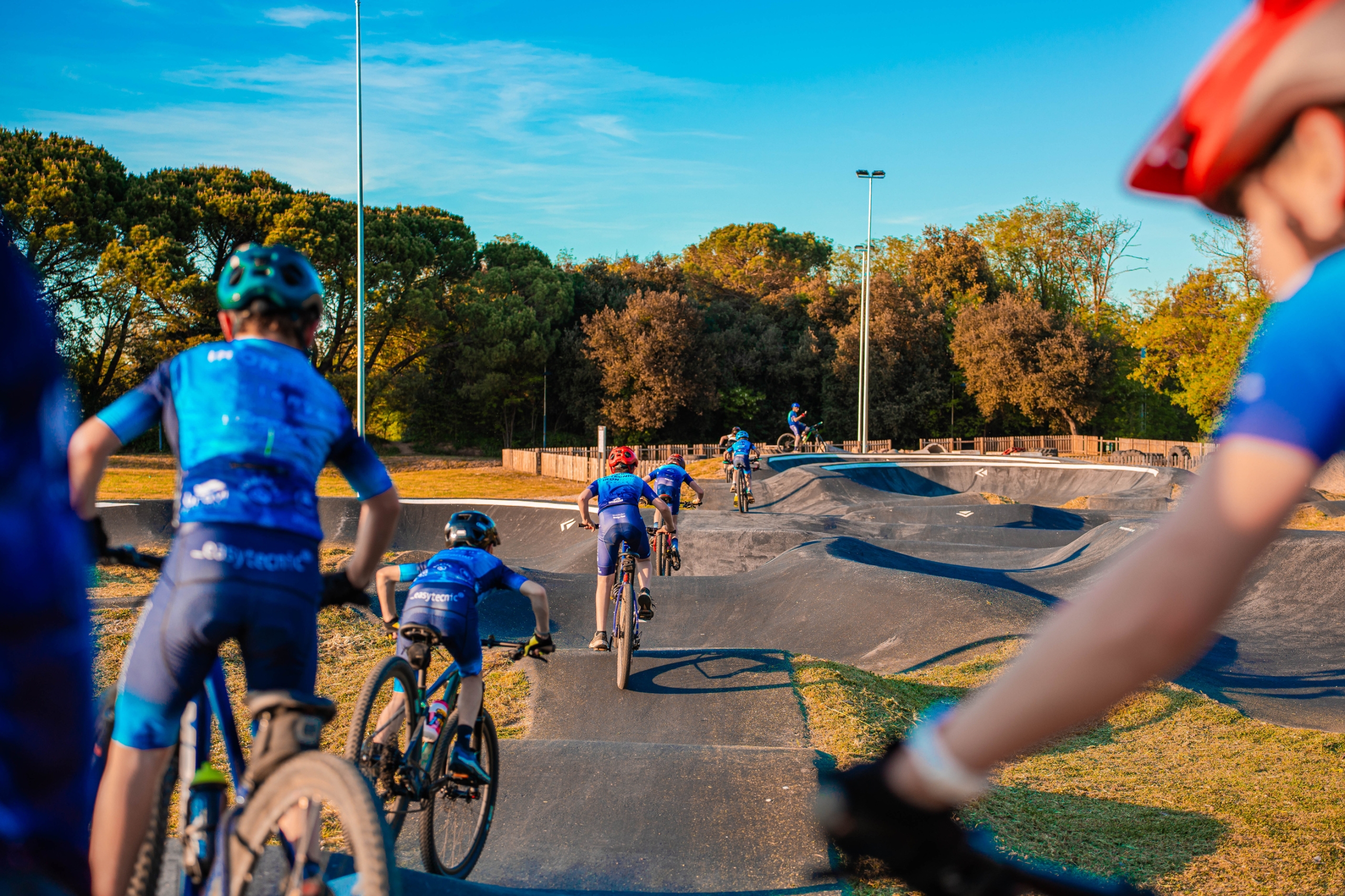 Alumnes de l’Escola BTT Fornells entrenant al pumptrack