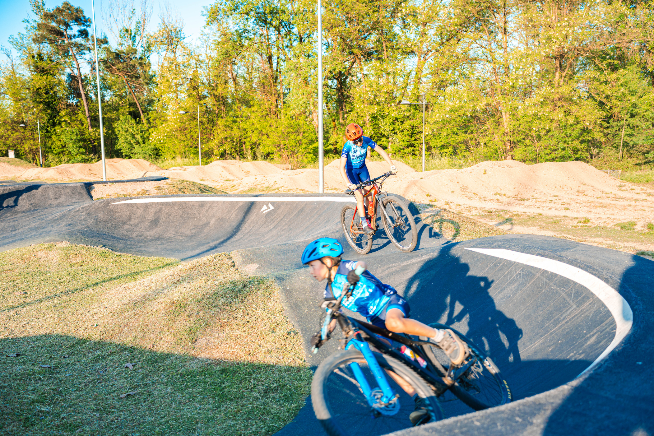 Alumnes entrenant al pumptrack de les instal·lacions de Fornells
